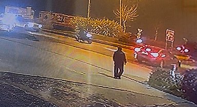 Otomobille çarpışan motosikletli yaralandı: Kaza anı kamerada