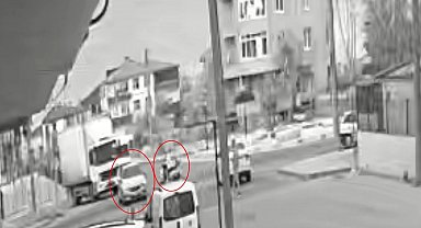 Otomobille çarpışarak, motosikletten fırladı: Yürekleri ağza getiren kaza kamerada