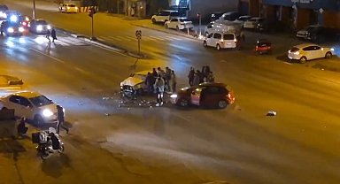 Otomobiller kafa kafaya çarpıştı; 2 yaralı