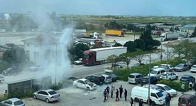 Otoparktaki otomobil, alev topuna döndü