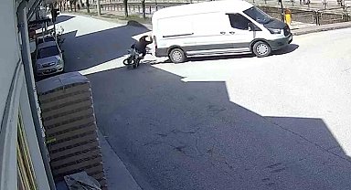 Panelvan araca çarpan motosiklet sürücüsü yaralandı