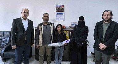 Para dolu çantayı polise teslim eden Suriyeli Rahaf davranışıyla takdir topladı