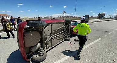 Park halindeki araca çarpan otomobilin devrildiği anlar kameraya yansıdı: 1 yaralı
