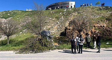 Park halindeki otomobil hareket ederek uçuruma yuvarlandı