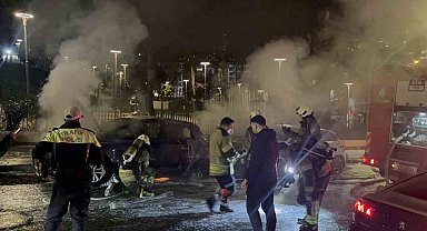 Park halindeki otomobilde yangın çıktı, alevler başka araca sıçradı