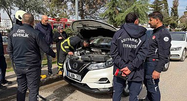 Park halindeki otomobilden yükselen duman korkuttu