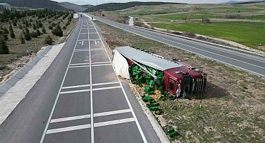 Patates yüklü tır devrildiği kazada 3 kişi yaralandı