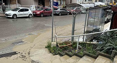 Patlayan su borusu nedeniyle her çamur içinde kaldı