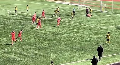Penaltı golü sonrası çıkan arbedede futbolcunun elmacık kemiği kırıldı