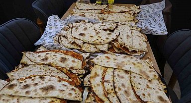 Pendik'te Milli Takım sevinci: 20 bin lokma, 1000 lahmacun dağıtıldı