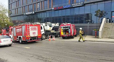 Pendik'te plaza yangını: Dumandan etkilenen vatandaşlar kurtarıldı