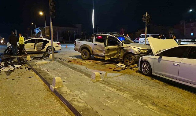 Pikap ile otomobilin çarpıştığı kazada ortalık savaş alanına döndü: 6 yaralı