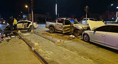 Pikap ile otomobilin çarpıştığı kazada ortalık savaş alanına döndü: 6 yaralı