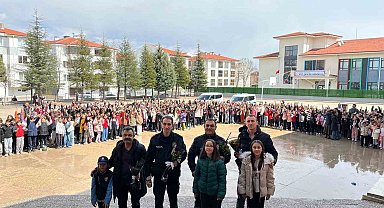 Polis abilerini çoşku ve sevinçle karşıladılar