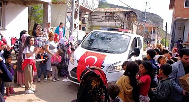 Polis ekipleri ihbarla gittikleri mahallede kutlamayla karşılandı