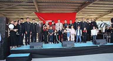 Polis Haftası etkinliğinde şarkı ve türkü söyleyen polisler, ünlü sanatçıları aratmadılar