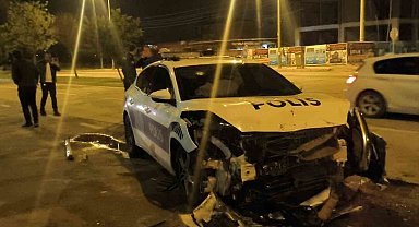 Polis otosuna çarpıp patlamış lastiklerle kaçtı, park halinde bulundu