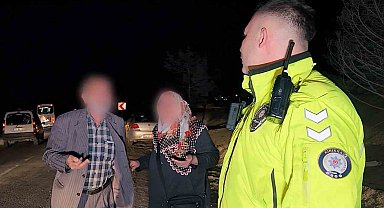 Polisle yaşlı çift arasında dikkat çeken diyalog: Dakikalarca dil döken çiftin kim olduğu ortaya çıktı