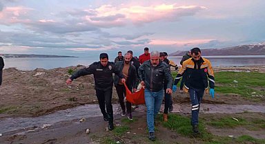 Polisler soğuk havaya aldırış etmeden Van Gölü'ne girip vatandaşı kurtardı