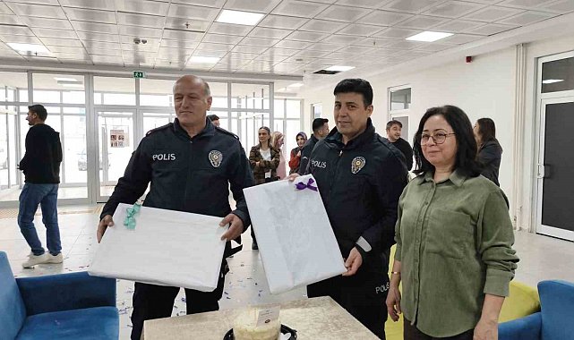 Polisleri "olay var" diyerek çağırdılar, pasta sürprizi yaptılar