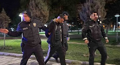 Polisten kaçarken, yola fırlattığı kağıttan uyuşturucu çıktı