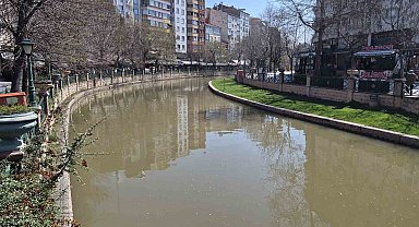 Porsuk Çayı kahverengine büründü