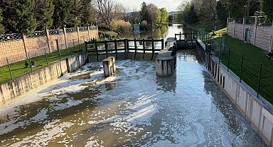 Porsuk Çayı'nın yüzeyi köpükle kaplandı