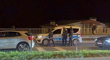 "Dur" ihtarına uymayan alkollü sürücü polis aracına çarptı: 3 gözaltı