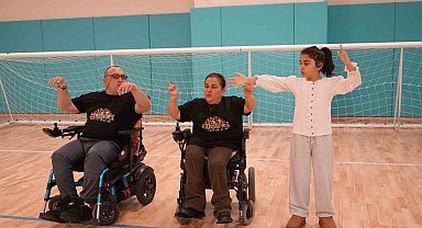 "Engellisiniz" diyenleri evlenerek, "yapamazsınız" diyenleri zeybek oynayarak susturdular