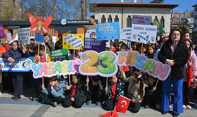 "Maarifin Kalbinde Çocuk" kortej yürüyüşü