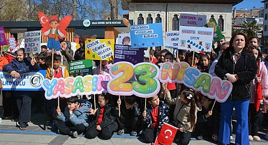 "Maarifin Kalbinde Çocuk" kortej yürüyüşü