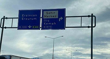 Refahiye yol ayrımındaki tabelada "Kemaliye" eksikliği tepki çekti