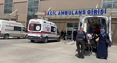 Refahiye'de trafik kazasında yaralanan 6 kişi Erzincan'daki hastaneye getirildi