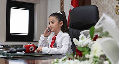 Rektör Prof. Dr. Altun, koltuğunu Minik Emine Defne'ye devretti