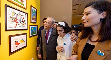 Renklerin diliyle farkındalık: Ayşegül'ün sergisi büyük ilgi gördü