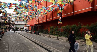 Renkli şemsiyelerle kaplı sokak, harabeye döndü