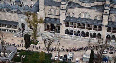 Restorasyonu tamamlanan Sultanahmet Camii'ne ziyaretçi akını