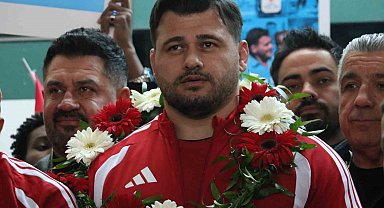 Rıza Kayaalp ve Güreş Milli Takımı yurda döndü