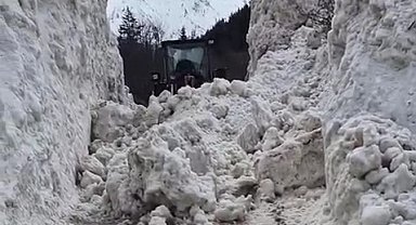 Rize'de yayla yollarında 5 metrelik kar temizliği