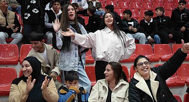 Romanlar, attıkları göbekle düşman çatlattı