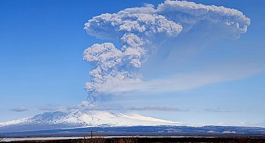 Rusya'daki Şiveluç Yanardağı 11 kilometre yüksekliğe kül püskürttü