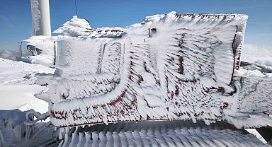 Rüzgâr türbinlerine ulaşmak için karla kaplı yollarda adeta tünel açtılar