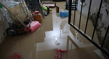 Sağanak ve dolu sonrası bodrum katını su bastı: Eşyalarının üzerine basarak içeri girdiler