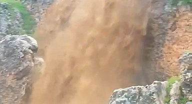 Sağanak yağış şelalelerin debisini yükseltti