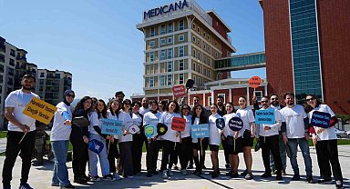 Sağlık çalışanları kortta buluştu: Hareketli yaşam için raketler konuştu