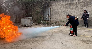 Sağlık çalışanlarına uygulamalı yangın eğitimi verildi