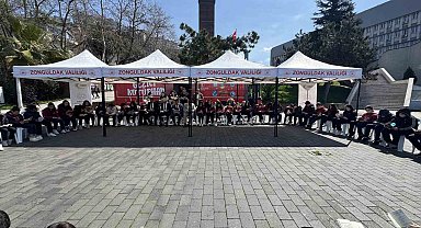 Sahil bandında kitap okudular