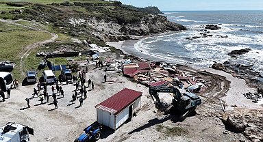 Sahil kenarındaki kaçak yapıların yıkımı sürüyor