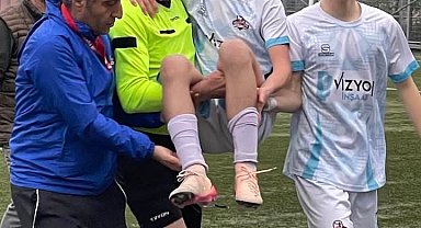 Sakatlanan futbolcuyu maçın hakemi kucağında taşıdı