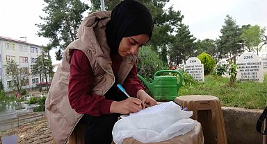 Saldırıda hayatını kaybeden öğrencilerin mezarlarına bırakılan notlar duygulandırıyor